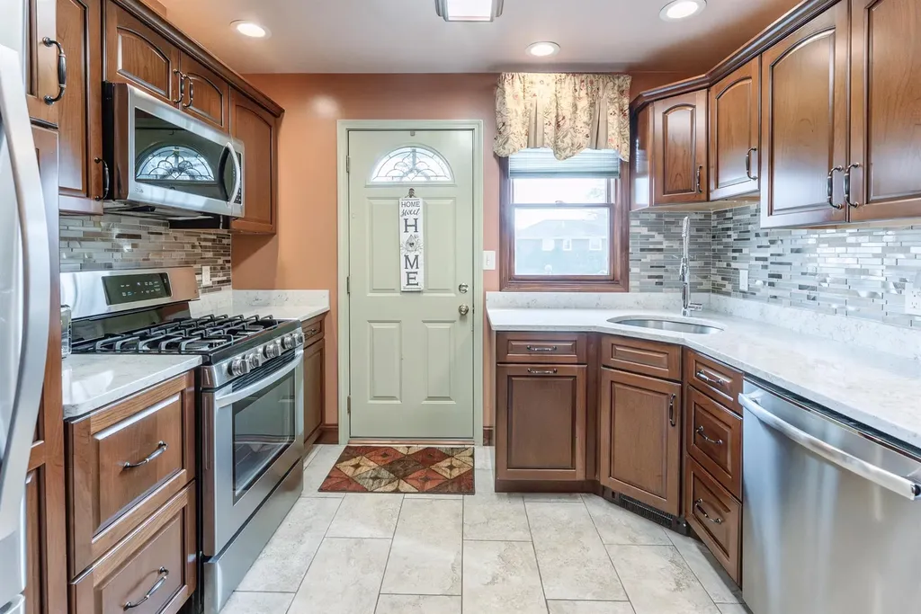 8 Vans Terrace Lake Katrine NY 12449