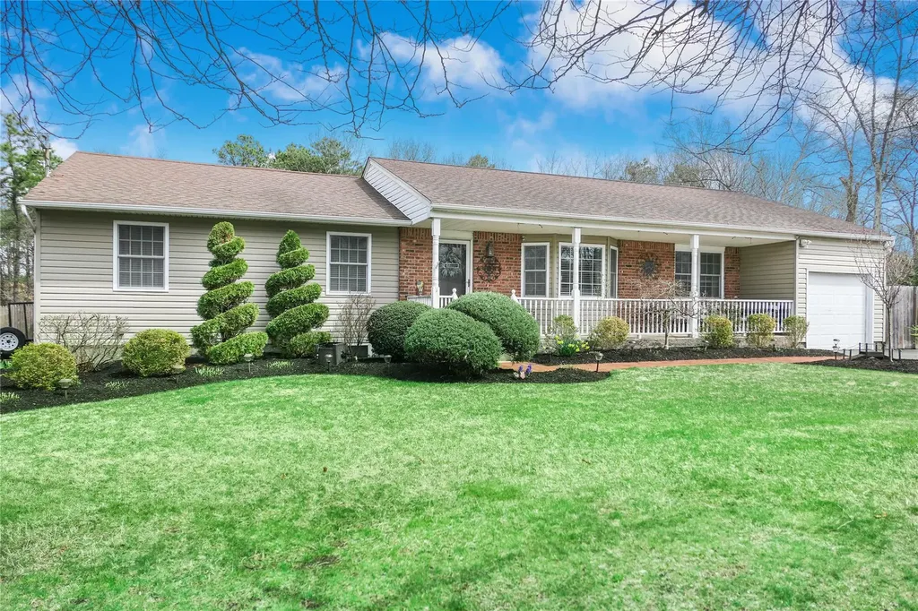 9 W Woodside Court Patchogue NY 11772