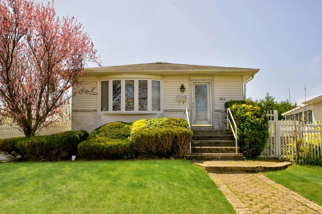 3818 Harbor Boulevard Seaford NY 11783