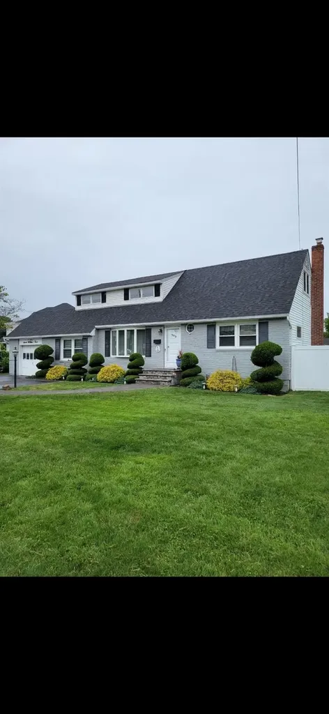 703 Pine Avenue West Islip NY 11795