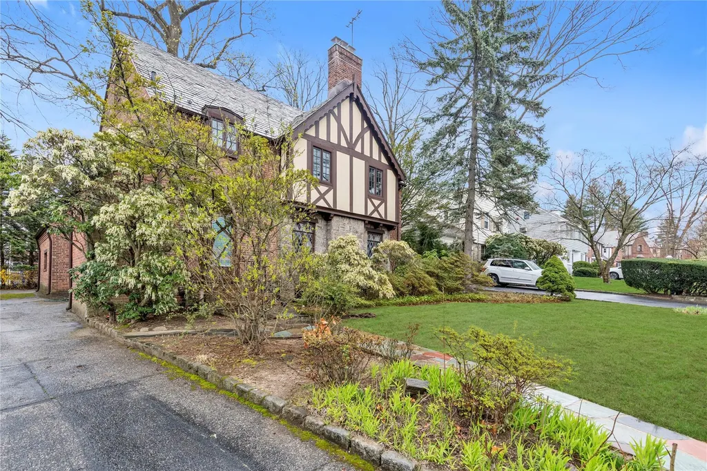 3 Longview Place Great Neck NY 11021