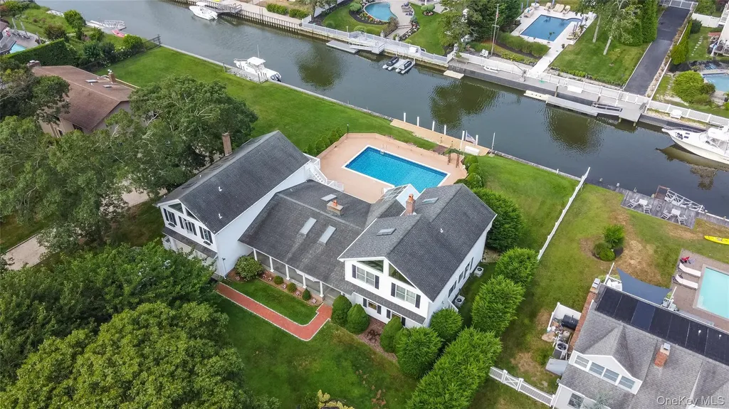 20 Oak Lane Hampton Bays NY 11946