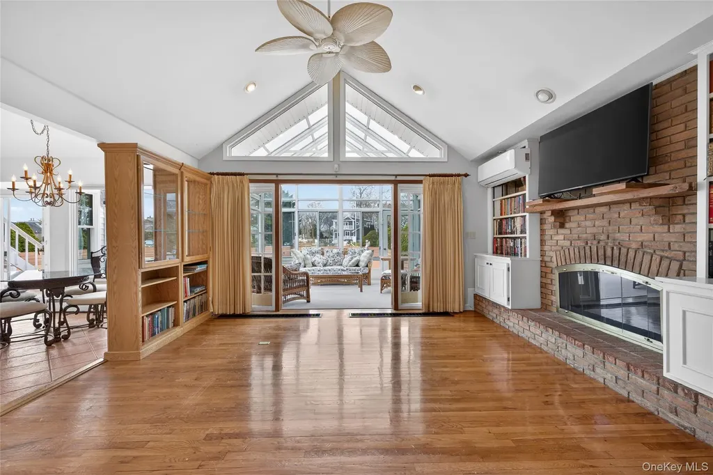 20 Oak Lane Hampton Bays NY 11946