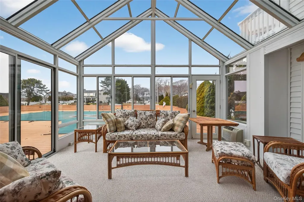 20 Oak Lane Hampton Bays NY 11946