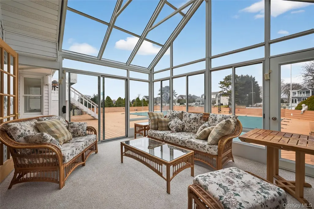 20 Oak Lane Hampton Bays NY 11946