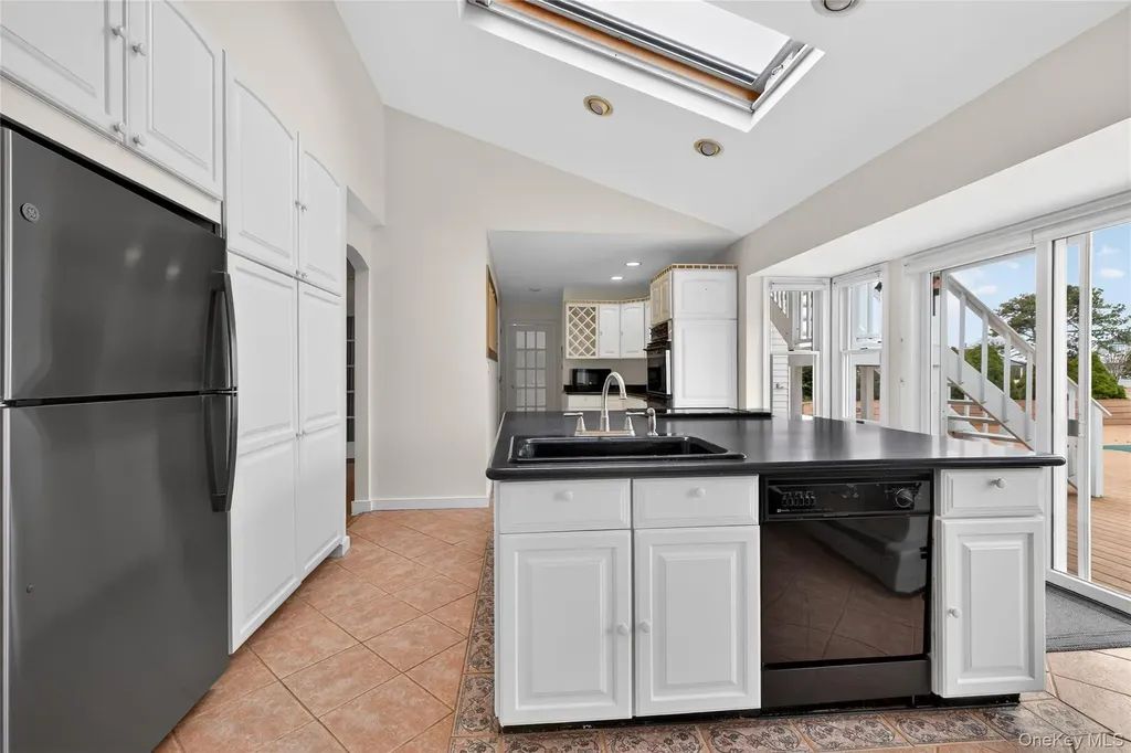 20 Oak Lane Hampton Bays NY 11946