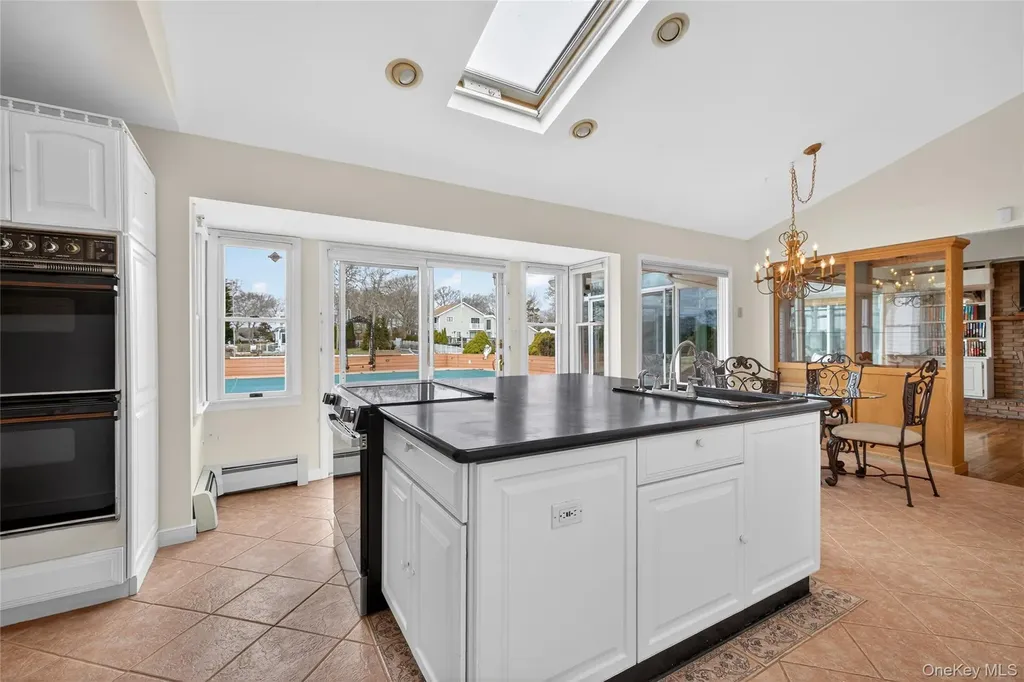 20 Oak Lane Hampton Bays NY 11946
