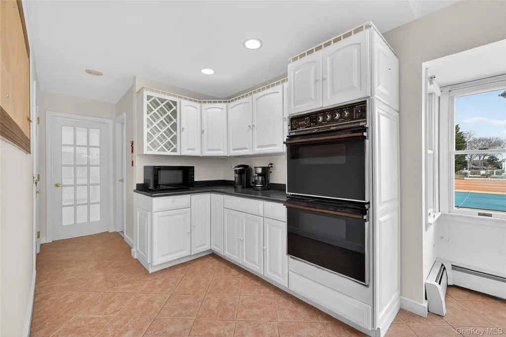 20 Oak Lane Hampton Bays NY 11946