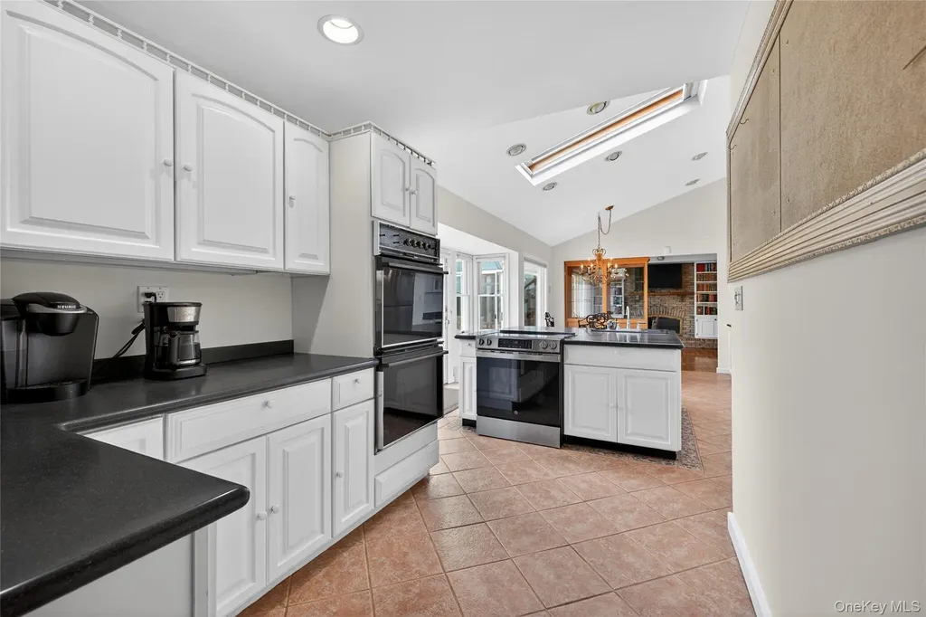 20 Oak Lane Hampton Bays NY 11946
