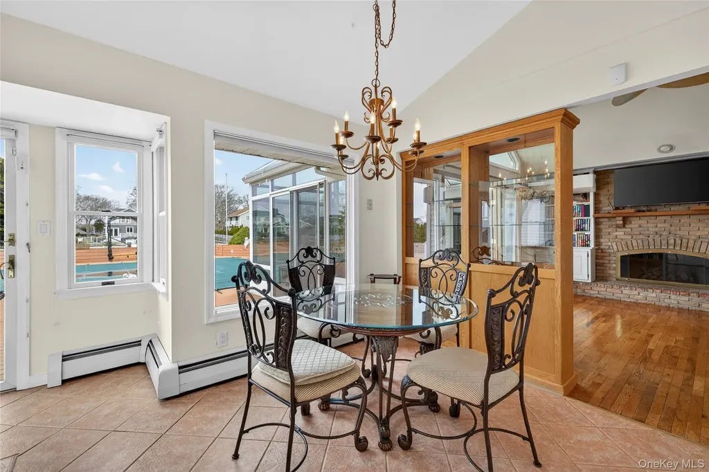 20 Oak Lane Hampton Bays NY 11946