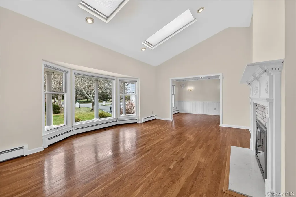 20 Oak Lane Hampton Bays NY 11946