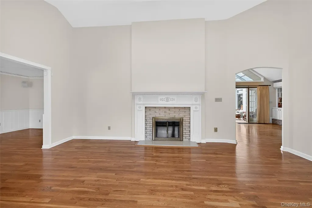 20 Oak Lane Hampton Bays NY 11946
