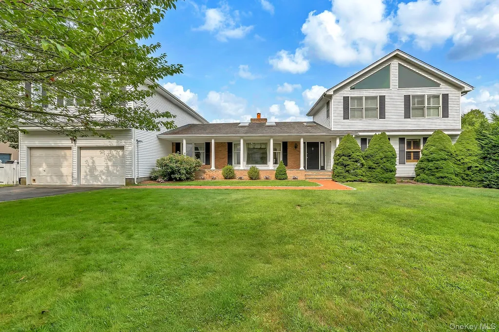 20 Oak Lane Hampton Bays NY 11946