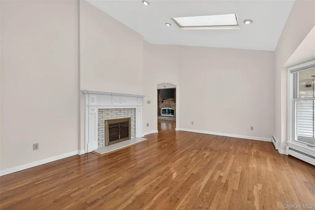 20 Oak Lane Hampton Bays NY 11946