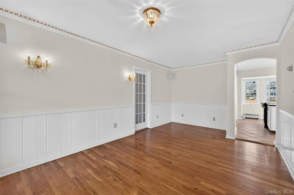 20 Oak Lane Hampton Bays NY 11946