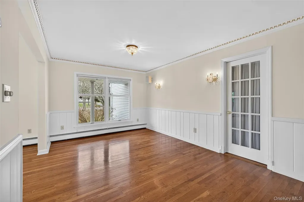 20 Oak Lane Hampton Bays NY 11946