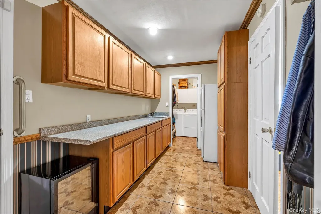 20 Oak Lane Hampton Bays NY 11946