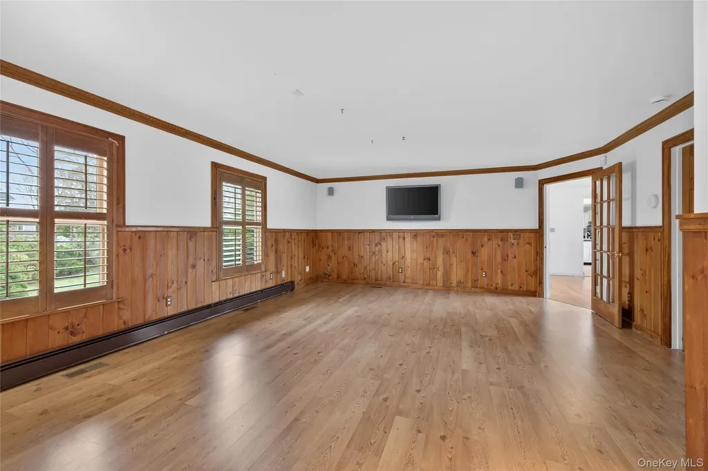20 Oak Lane Hampton Bays NY 11946