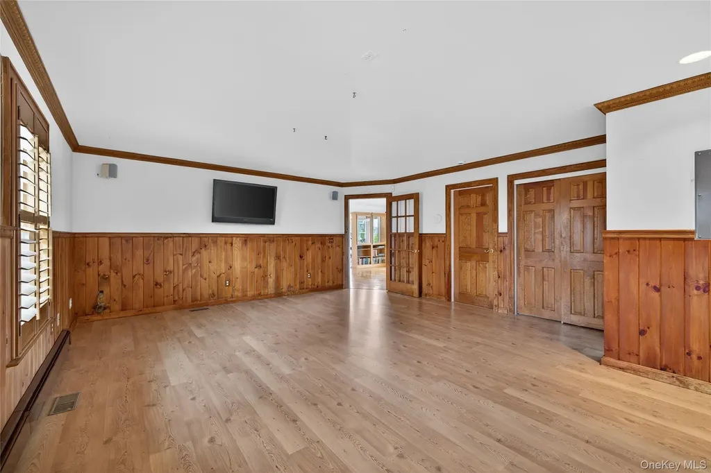 20 Oak Lane Hampton Bays NY 11946