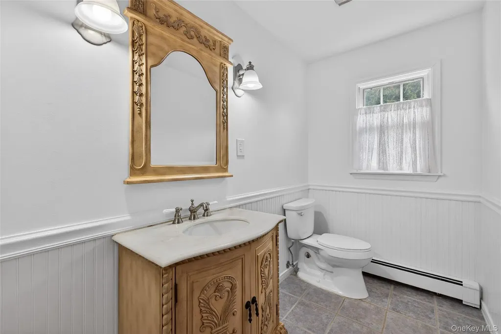 20 Oak Lane Hampton Bays NY 11946