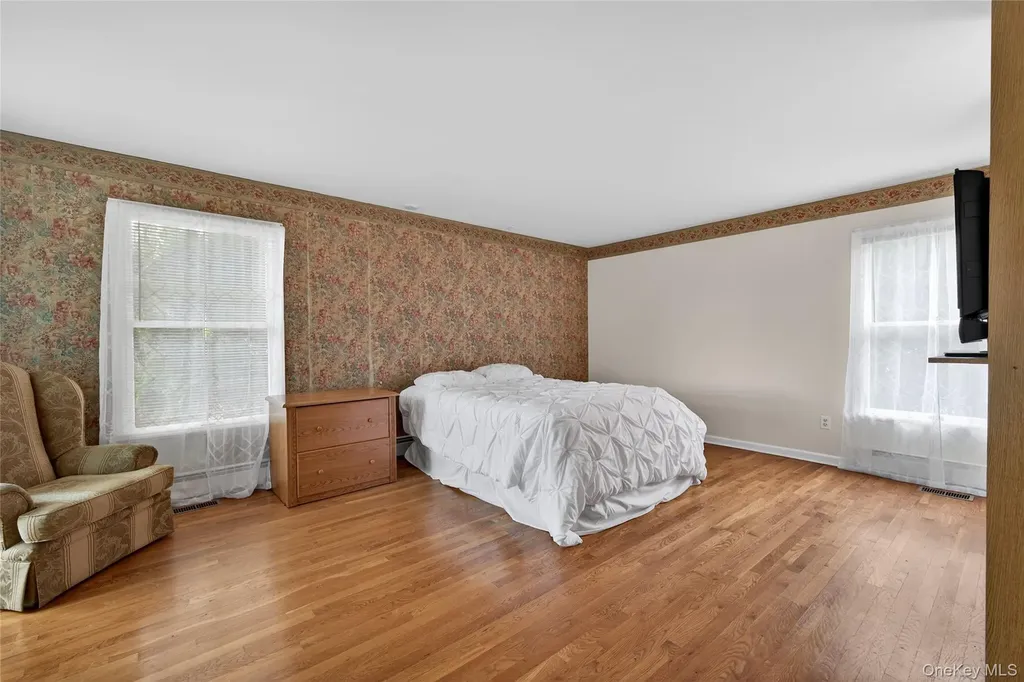 20 Oak Lane Hampton Bays NY 11946