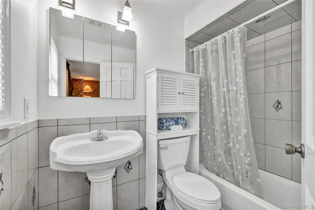 20 Oak Lane Hampton Bays NY 11946