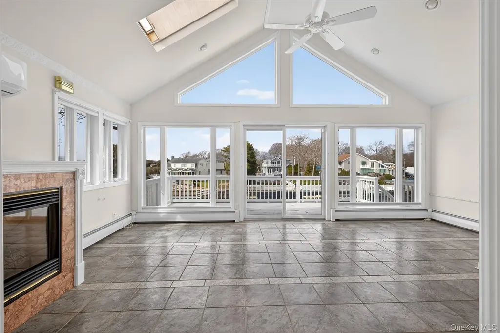 20 Oak Lane Hampton Bays NY 11946