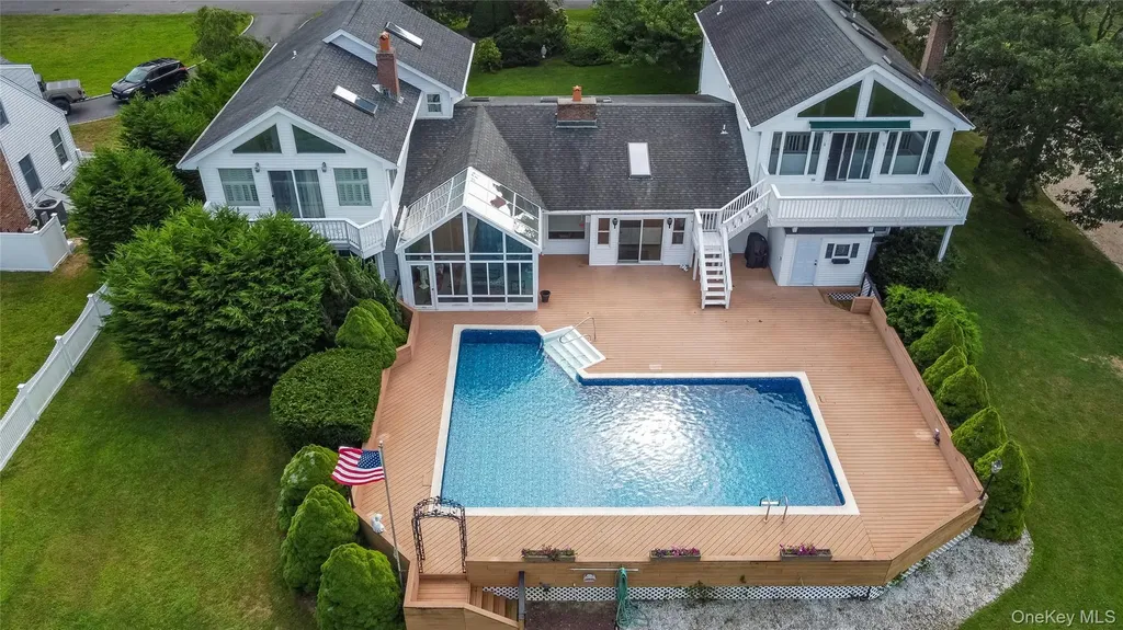 20 Oak Lane Hampton Bays NY 11946