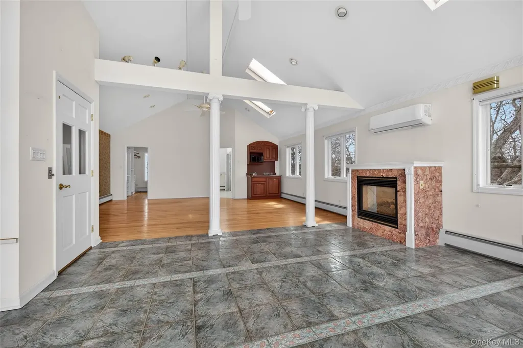 20 Oak Lane Hampton Bays NY 11946