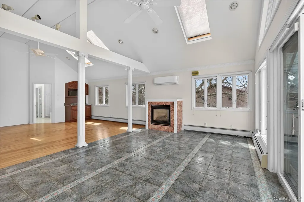20 Oak Lane Hampton Bays NY 11946