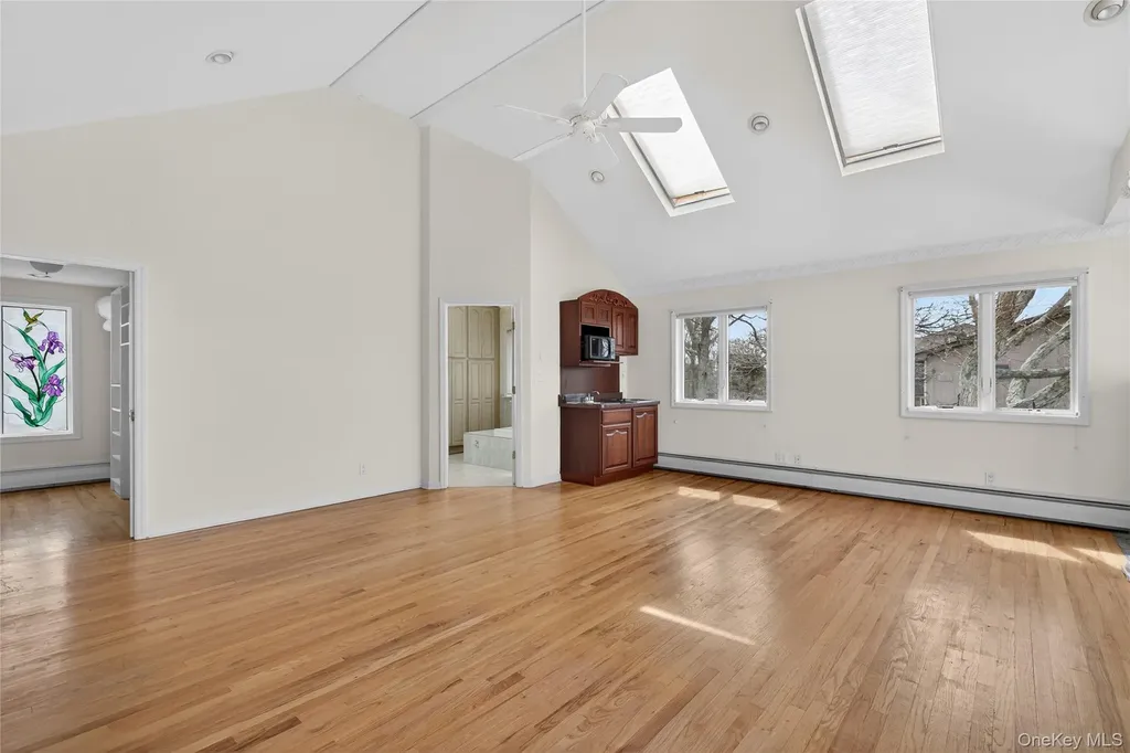 20 Oak Lane Hampton Bays NY 11946