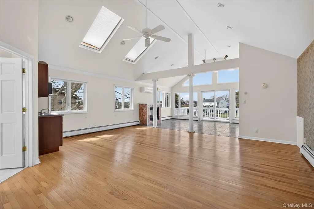 20 Oak Lane Hampton Bays NY 11946