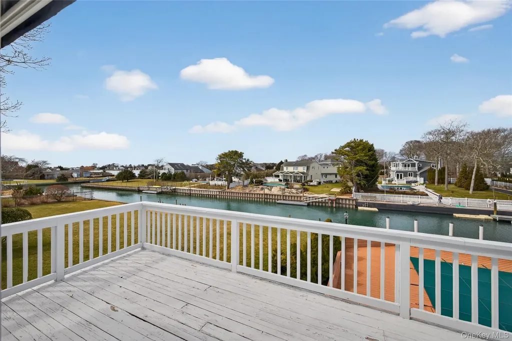 20 Oak Lane Hampton Bays NY 11946