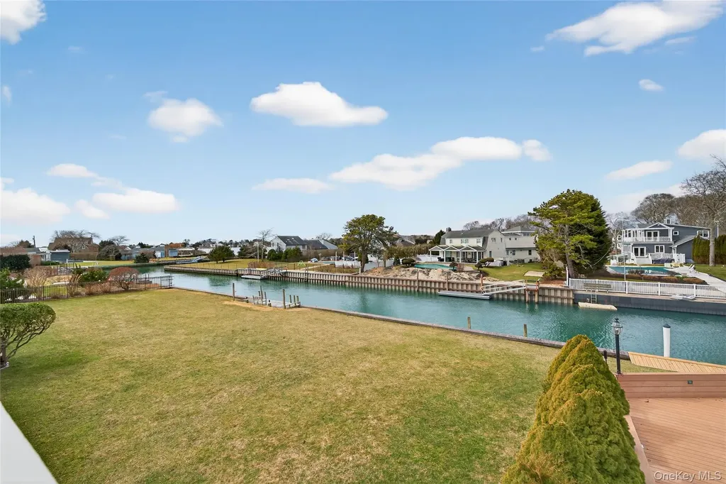 20 Oak Lane Hampton Bays NY 11946