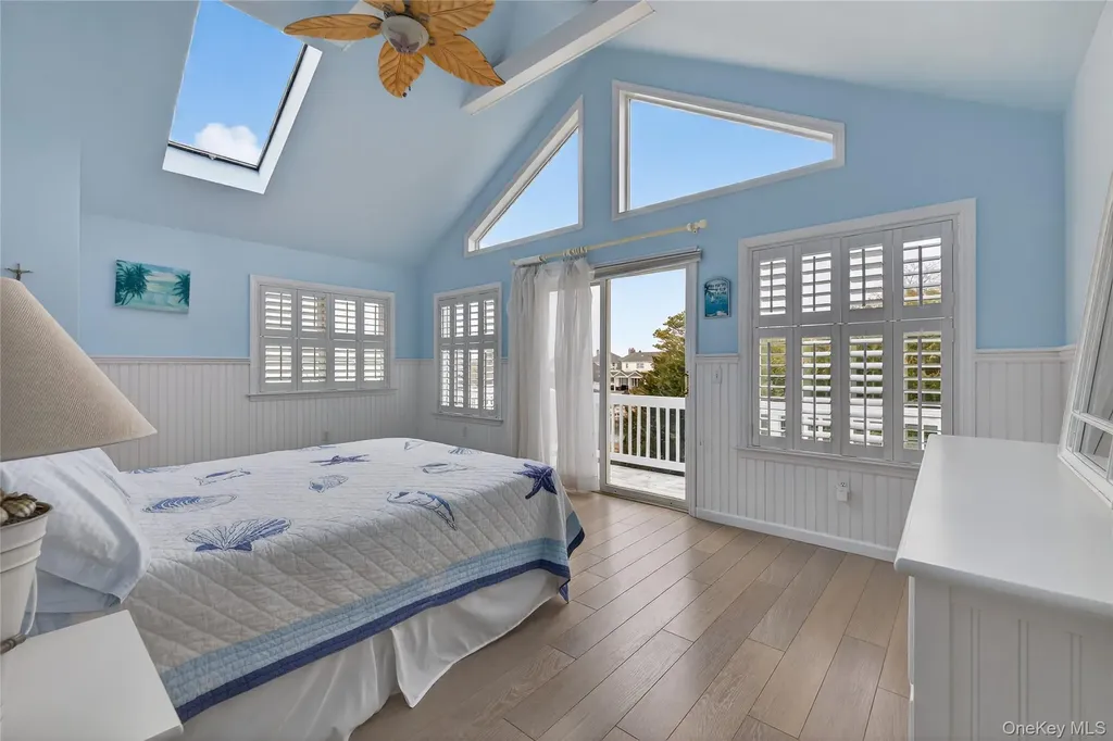 20 Oak Lane Hampton Bays NY 11946