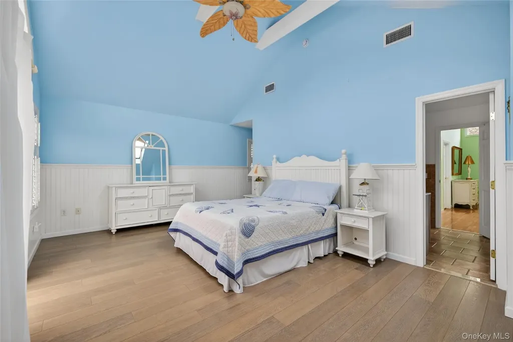 20 Oak Lane Hampton Bays NY 11946