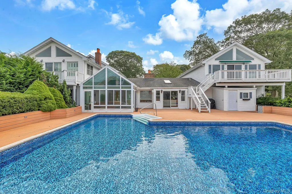 20 Oak Lane Hampton Bays NY 11946