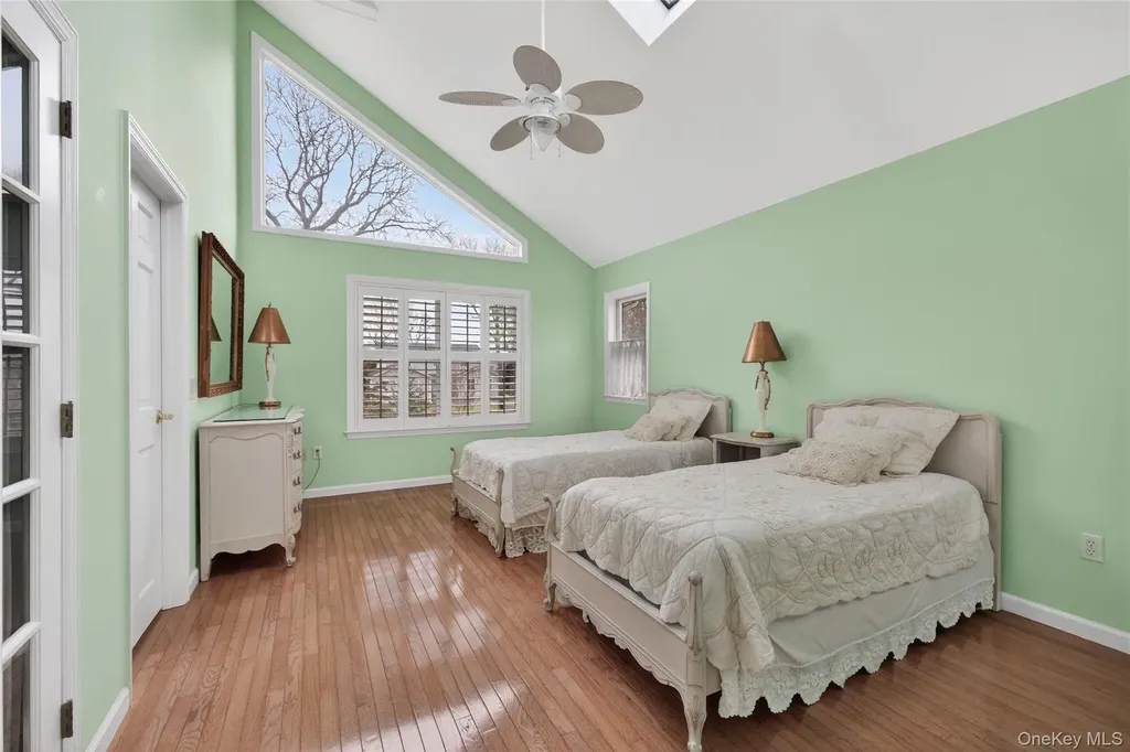 20 Oak Lane Hampton Bays NY 11946