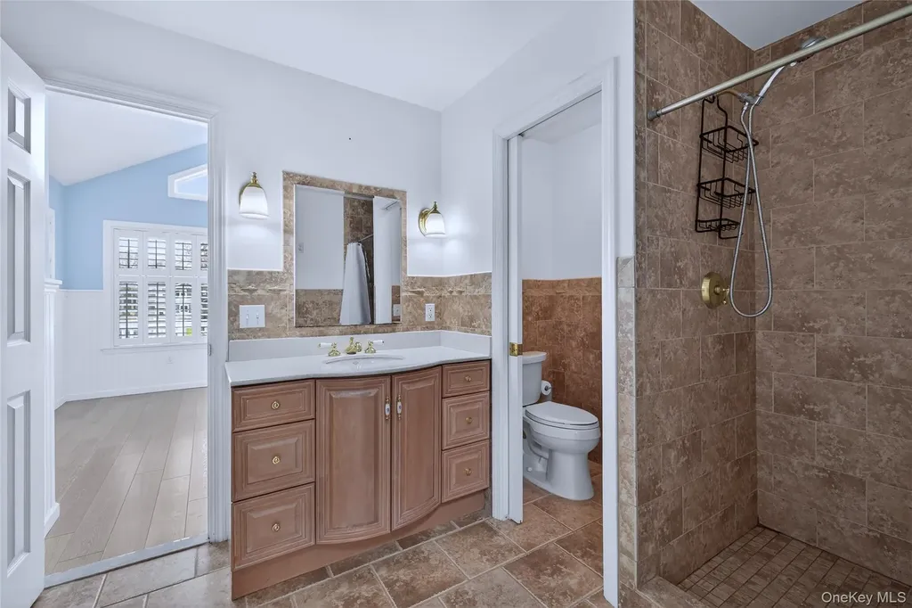 20 Oak Lane Hampton Bays NY 11946