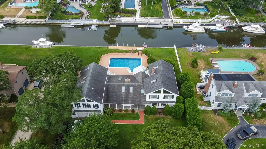 20 Oak Lane Hampton Bays NY 11946