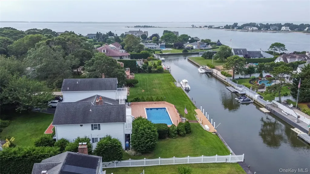 20 Oak Lane Hampton Bays NY 11946