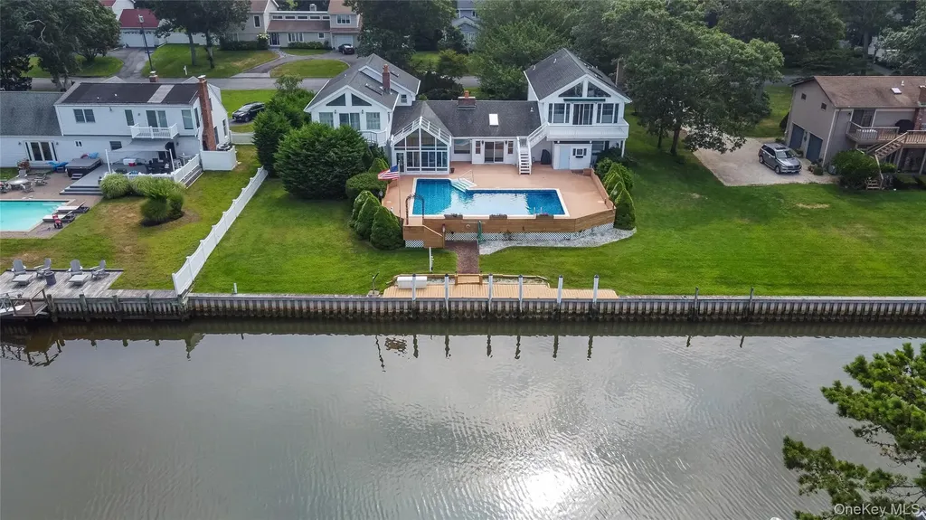 20 Oak Lane Hampton Bays NY 11946