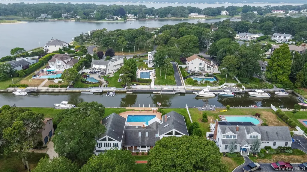 20 Oak Lane Hampton Bays NY 11946