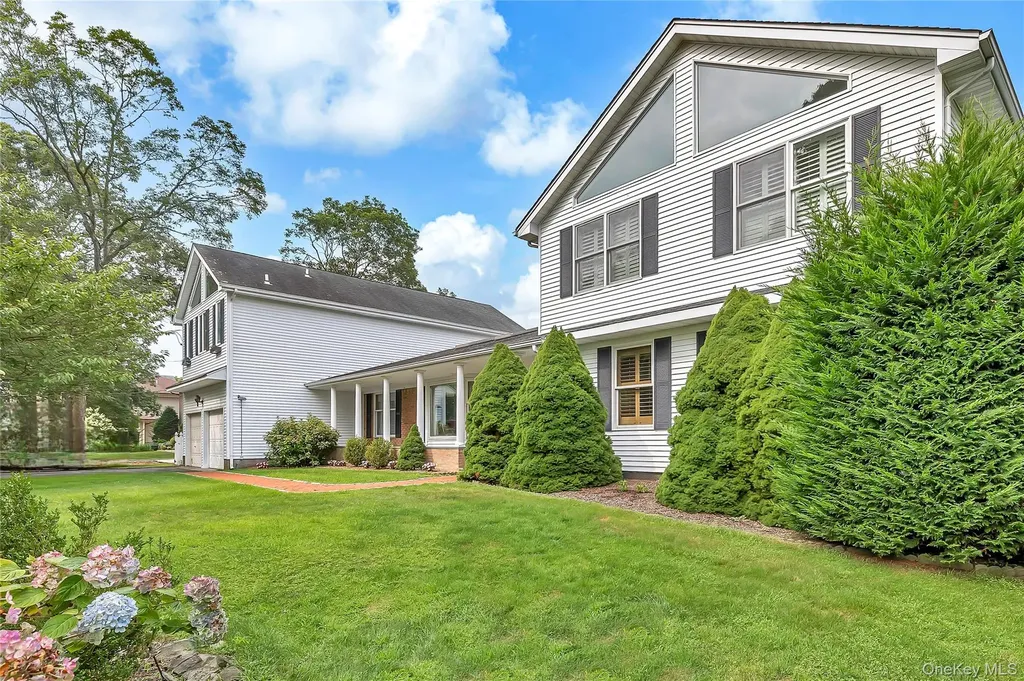 20 Oak Lane Hampton Bays NY 11946