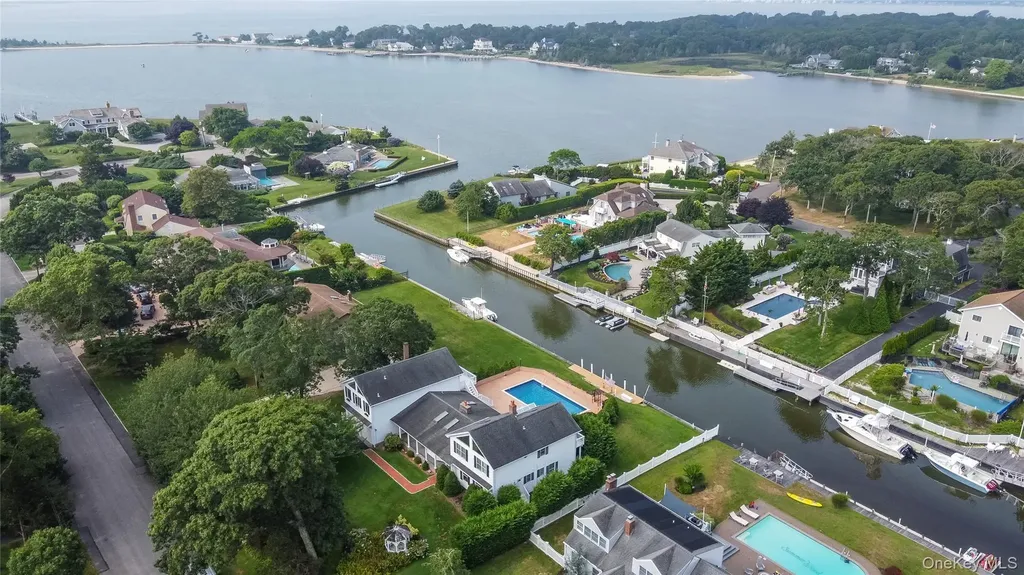 20 Oak Lane Hampton Bays NY 11946