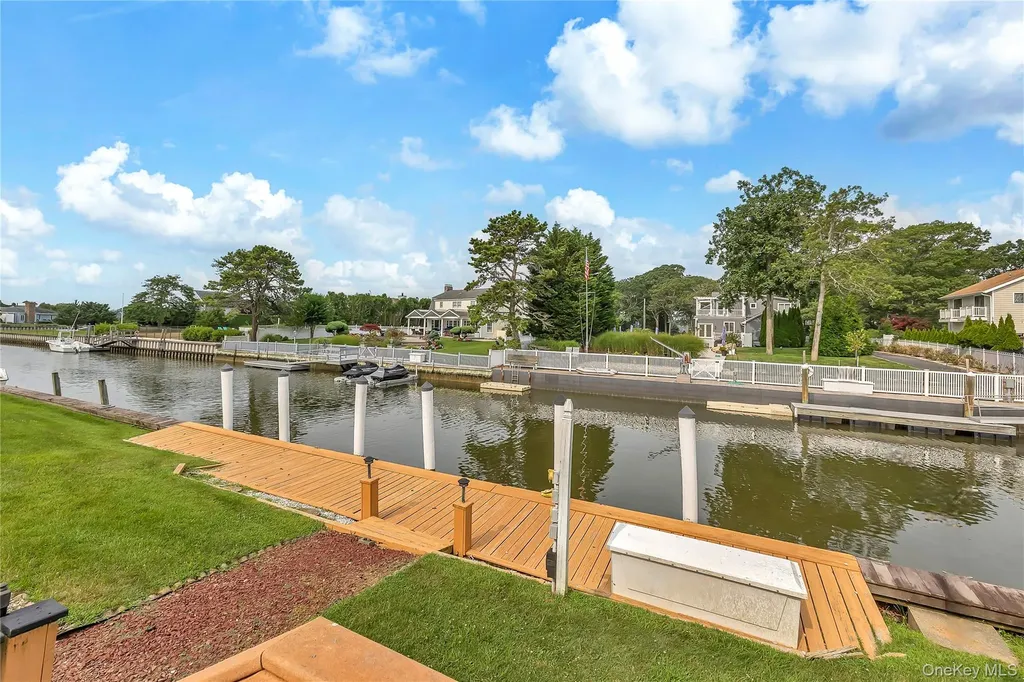 20 Oak Lane Hampton Bays NY 11946