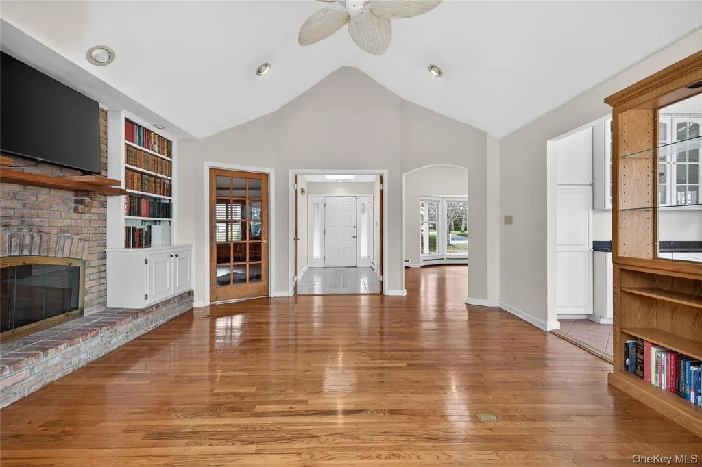 20 Oak Lane Hampton Bays NY 11946