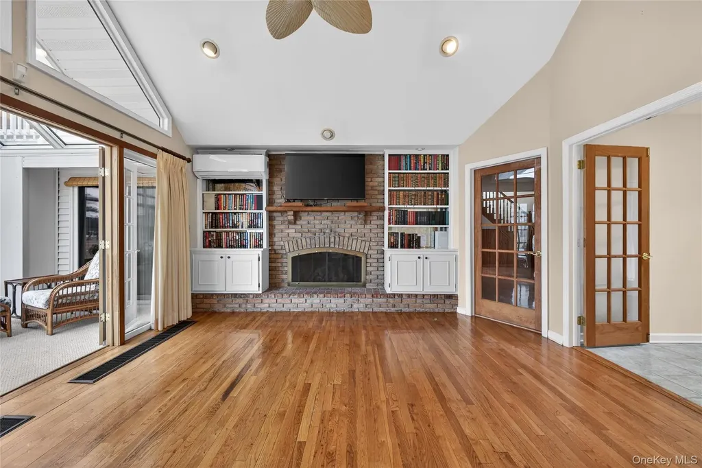 20 Oak Lane Hampton Bays NY 11946