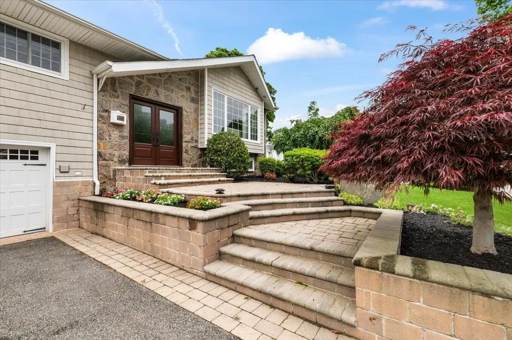 61 Beatrice Lane Old Bethpage NY 11804