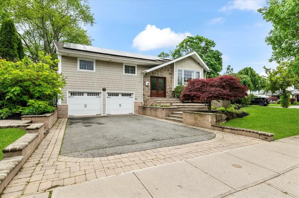 61 Beatrice Lane Old Bethpage NY 11804